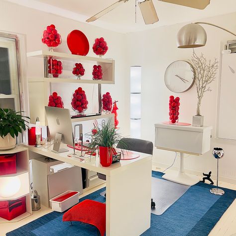 Red Black And Gold Office Decor, Red And Gold Office Decor Ideas, Red Office Aesthetic, Red Office Decor Ideas, Pink Office Ideas, Black And Gold Office, White Gold Office, Turquoise Office, Gold Office Decor