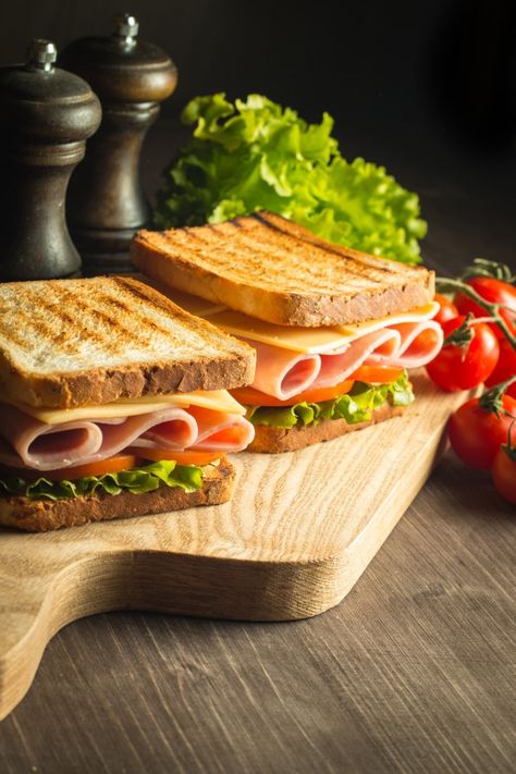 Primer plano de dos sándwiches con tocin... | Premium Photo #Freepik #photo #comida #madera #hoja #pollo Sandwiches Photography, Sandwich Photography, Club Sandwich, Lunch Snacks, Sandwich Recipes, Frappe, Diy Food, Diy Food Recipes, Food Truck