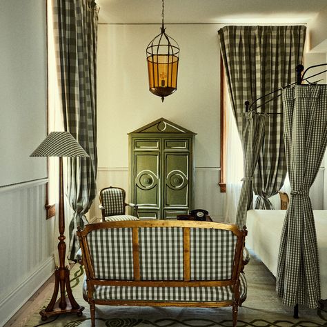 Get the Look: New Orleans Hotel Style – Garden & Gun Hotel Peter And Paul, Geometric Headboard, Creole Cottage, New Orleans Hotels, Abandoned Church, Luxury Room, Luxurious Rooms, Eclectic Bedroom, Four Poster