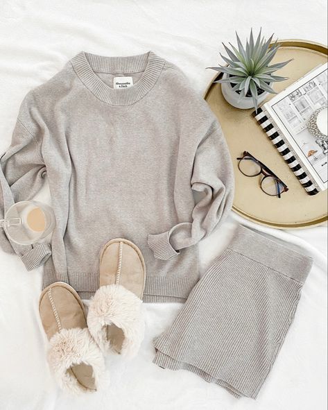 Lounge Wear Shoot Ideas, Lounge Set Aesthetic, Leggings Flatlay, Loungewear Photoshoot, Product Flatlay, Flatlay Clothes, Flatlay Ideas, Edgy Classic, Matching Lounge Set