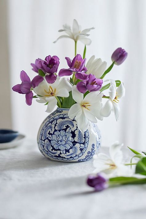 Chinoiserie Table Setting, Curved Vases, Chinoiserie Vase With Flowers, Chinoiserie Vases, Chinoiserie Table, Indigo Flower, Chinoiserie Vase, Wedding China, Blue And White Vase