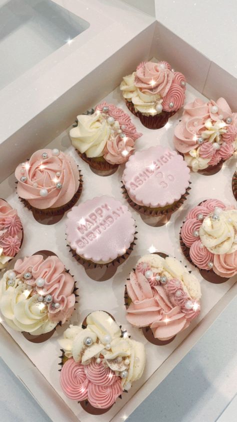 Cute Cupcakes Birthday, Aesthetic Birthday Cupcakes Ideas, Birthday Cupcakes Ideas Aesthetic, Cup Cake Ideas Girl, 12 Cupcakes Design, Birthday Cupcakes Aesthetic Pink, Cupcake Asthetic Picture, 19th Birthday Cupcakes Ideas, Cute Birthday Cupcakes Aesthetic