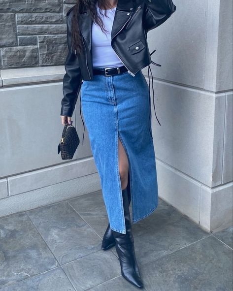 15+ simple denim skirt outfit ideas you will want to wear this Fall — ASHLINA KAPOSTA Denim Skirt Outfit Fall, Denim Skirt Outfit Winter, Denim Skirt Outfit Ideas, Denim Midi Skirt Outfit, Long Denim Skirt Outfit, Gonna Jeans, Rok Denim, Smart Wardrobe, Denim Skirt Outfit