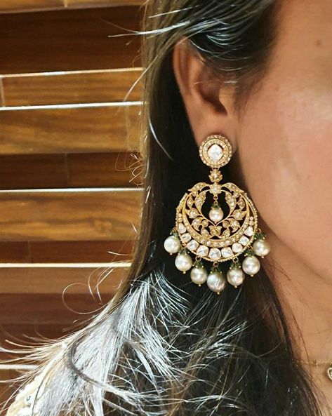 Chaand Baaliyan Earings, Jadtar Earrings, Chandbali Earrings Kundan, Moti Set, Chand Bali Earrings, Fusion Jewellery, Tika Jewelry, Jewellery Choker, Beautiful Wedding Jewelry