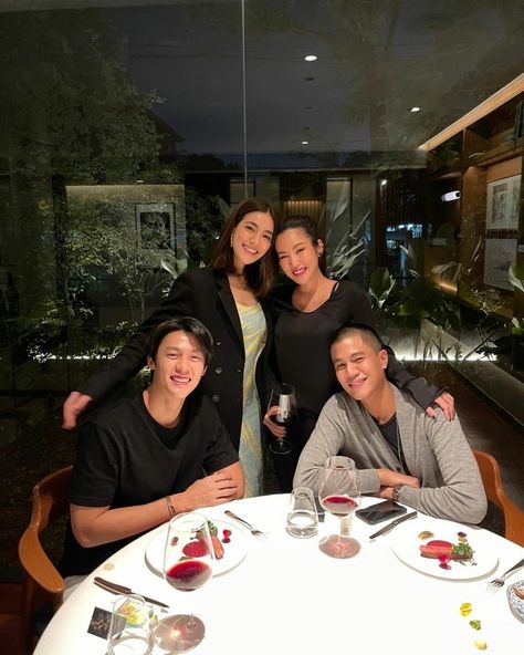 Restaurant Family Photoshoot, Family Aesthetic Asian, Familly Ulzzang, Asian Friend Group 4 People, Fotbar Family Rp Squad, Ulzzang Family Goals Korean, Kimmy Kimberley, Mark Prin, Rich Family