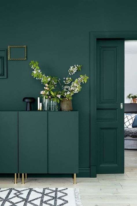 Trendy Flooring, Green Painted Walls, Room Bedrooms, Dark Green Walls, Green Interior Design, Green Walls, Dark Walls, Living Room Green, Interior Paint Colors