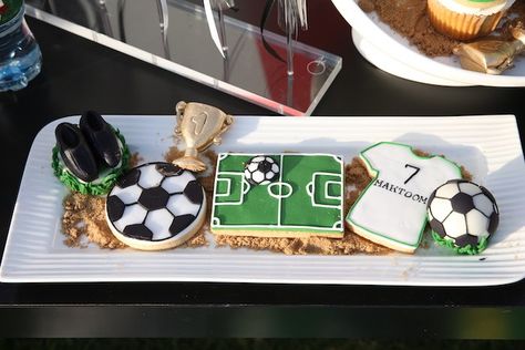 Soccer Cookies, School Christmas Gifts, Football Birthday Cake, Cookie Birthday Party, Soccer Cake, Soccer Birthday Parties, Soccer Birthday, Soccer Party, Football Birthday