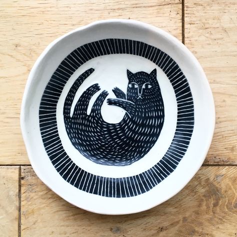 Cat Ceramic Plate, Hand Painted Ceramics Inspiration, Cat Sgraffito, Sgrafitto Ceramics, Ceramic Cat Bowls, Ceramic Illustration, Sgraffito Ceramics, Cat Ceramics, Cat Plate