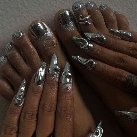 Paw Print Nails, Summer Nail Art Ideas, Fresh Manicure, Nail Design Glitter, 3d Nail Designs, Silver Nail, Summer Nail Art, Metallic Nails, Nail Tattoo