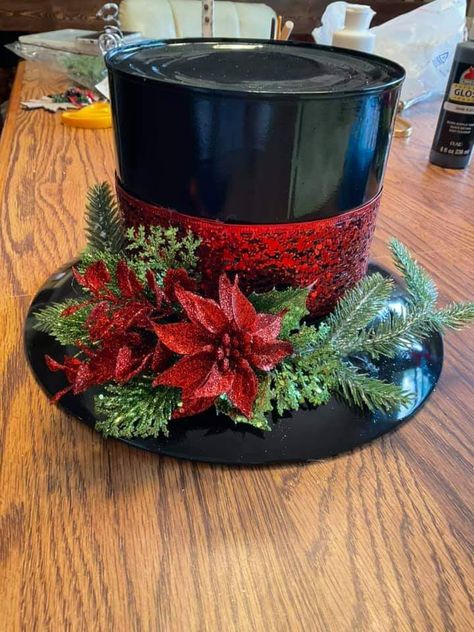 Christmas Top Hat Centerpiece, Snowman Hat Centerpiece, Hat Centerpieces, Top Hat Centerpieces, Diy Christmas Hats, Takken Decor, Dollar Store Christmas Crafts, Black Top Hat, Snowman Hat