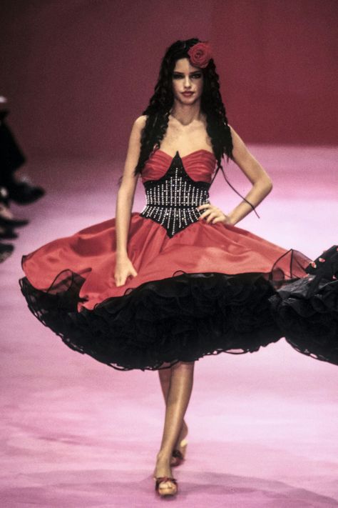 Adriana Lima Outfit, Betsey Johnson Runway, 90s Fashion Show, Rock N Roll Dress, Fashion 1990s, Models 90s, Model Runway, 90s Runway Fashion, Runway Fashion Couture