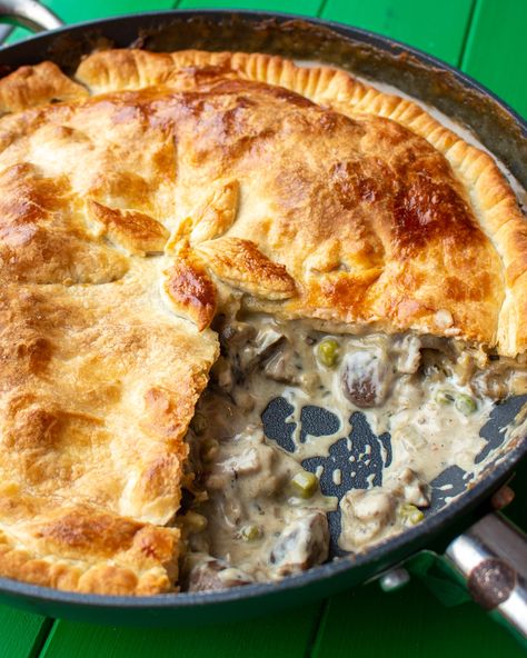 Creamy Mushroom, Leek and Aubergine Pot Pie - Beat the budget Vege Meals, Vegan Pot Pie Recipe, Mushroom Pot Pie, Pie With Puff Pastry, Mushroom Leek, Veggie Pot Pie, Vegan Pot Pies, Veggie Pies, Monday Recipes