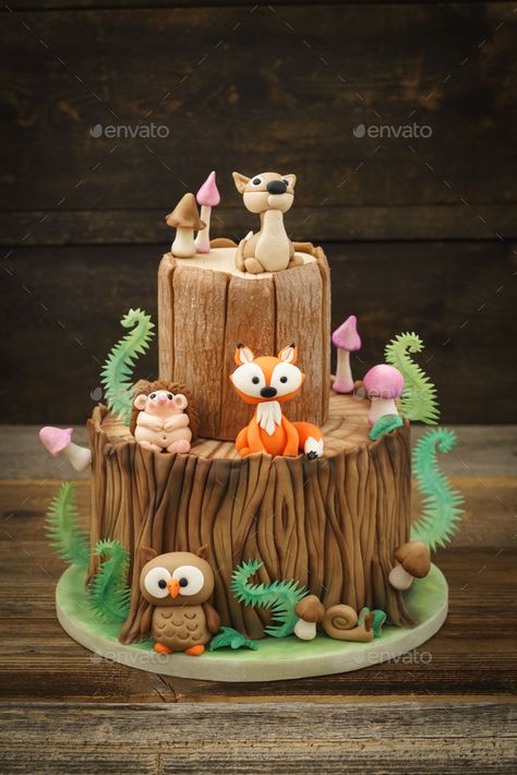 Enchanted Forest Cake, Woodland Baby Shower Theme Decorations, Woodland Baby Shower Theme Boy, Woodland Birthday Cake, Woodland Baby Shower Food, Animal Baby Shower Cake, Bos Baby, Camping Theme Birthday, Woodland Creatures Baby Shower