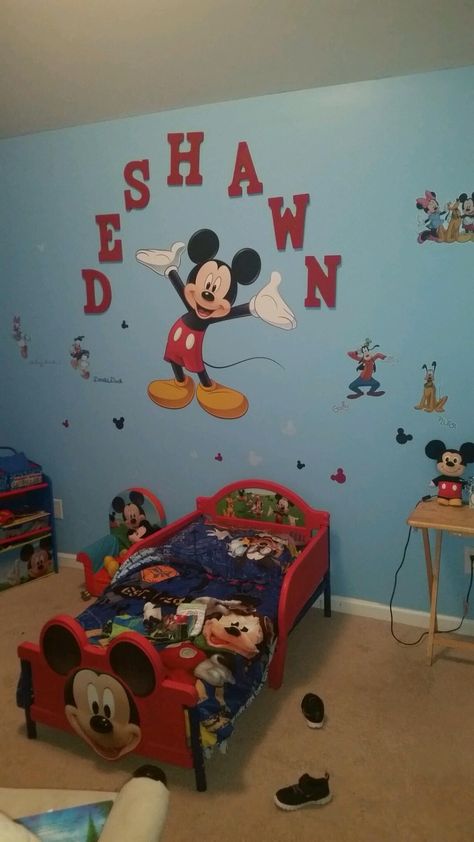 Mickey room decor Nicky Mouse, Mickey Room, Mouse Nursery, Disney Rooms, Shower Ideas, Cali, Toddler Bed, Snoopy, Nursery