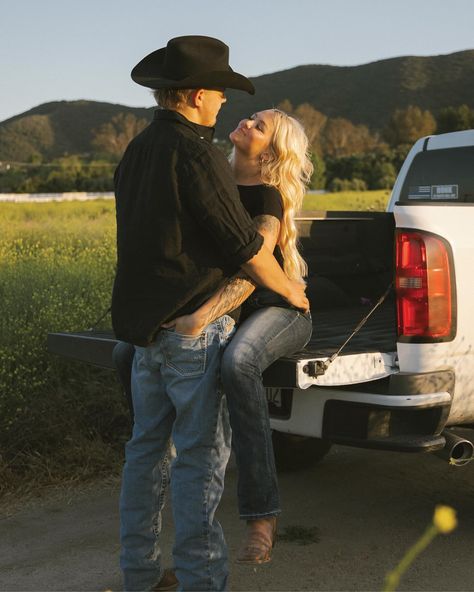 lillian & nate !!! “we want to do a country style photoshoot with his truck!” me: SAY LESSSSS Christmas Truck Bed Photoshoot, Truck Bed Date Photoshoot, Fall Truck Bed Photoshoot, Truck Poses Photo Ideas, Truck Fall Photoshoot, Pick Up Truck Date, Photoshoot Country, Truck Bed Date, Bed Poses