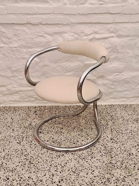 DD on Twitter Chrome Decor, Target Decor, Chrome Chair, Cantilever Chair, Vintage Dining Chairs, Dining Chair Design, Painted Chairs, Beautiful Chair, Interior Trend