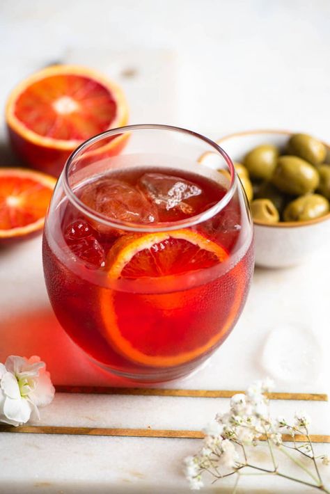 How to make a Negroni Sbagliato. This Italian cocktail is known as an incorrect Negroni switching the gin for Prosecco. It's bitter, fruity, and bubbly and makes the perfect aperitivo served with nibbles! Cocktail Prosecco, Negroni Sbagliato, Wine Punch, Pom Wonderful, Negroni Cocktail, Italian Cocktails, Batch Cocktails, Blood Orange Juice, Festive Cocktails