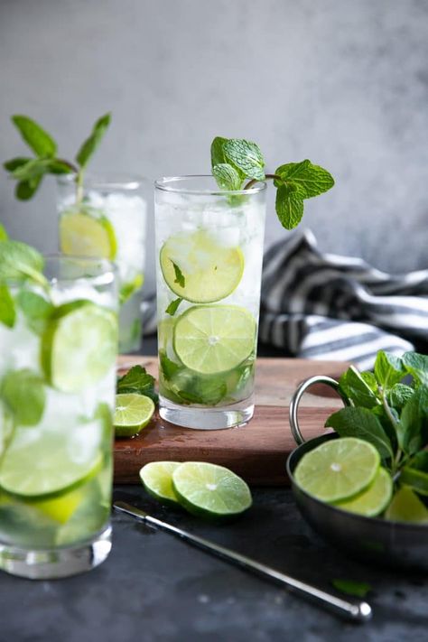 Three classic Mojitos made with white rum, lime juice, sugar, mint, and soda water in a highball glass. Mojito Photography, Smoothie Kale, Mojito Recipe Classic, Mojito Ingredients, Mojito Recept, Coctails Recipes, Mint Mojito, Mojito Cocktail, Jungle Juice