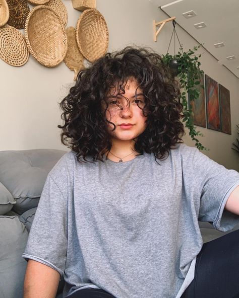 Short 2c Curly Hair Round Face, Curly Hairstyles Round Face Plus Size, Short Curly Hair On Plus Size Women, Short Coily Haircuts, Curly Italian Bob, Short Curly Hair 2c, Shaggy Bob Curly Hair, Mid Length Curly Hair With Layers, Short Curly Hair Round Face