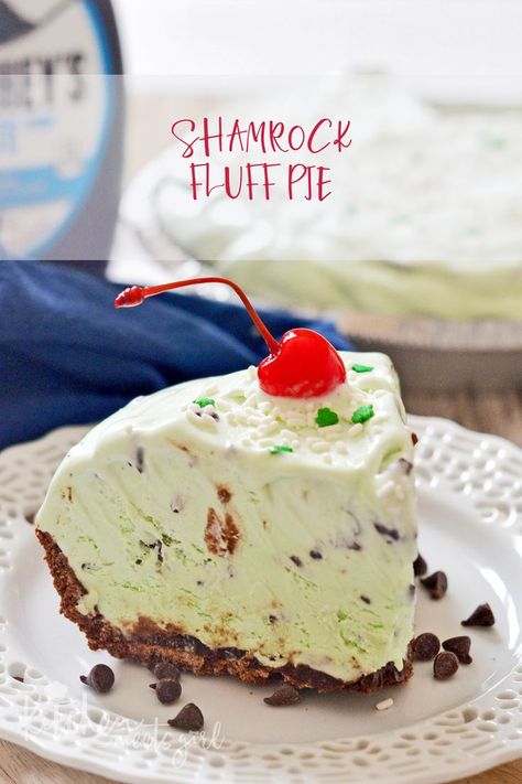 Shamrock Fluff Pie is an easy no-bake dessert that is light, minty and perfect for st. patrick's day! Irish Desserts, Homemade Recipes Dessert, St Patricks Day Food, Easy No Bake Desserts, Bake Dessert, Saint Patties, Crispy Treats, Baked Dessert Recipes, Irish Recipes