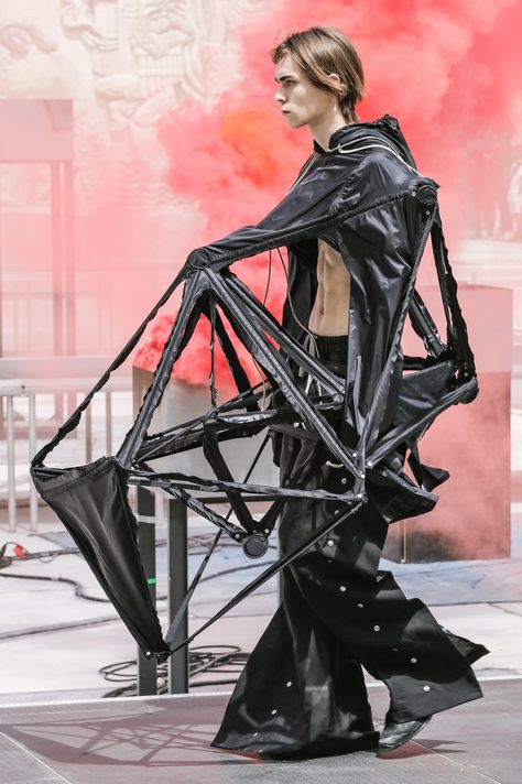 Rick Owens Runway, Rick Owens Outfit, Rick Owens Menswear, Futuristic Fashion, Mens Fashion Classy, Clothing Details, Mood Board Fashion, Fashion Costume, Apparel Design