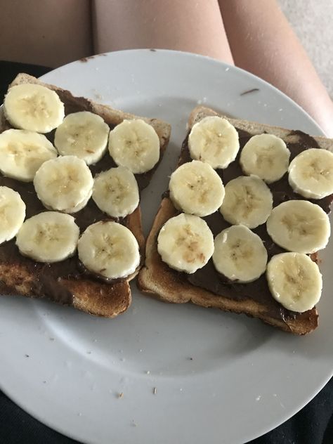 Banana On Toast, Nutella And Banana, Nutella Breakfast, Nutella Sandwich, Strawberry Nutella, Banana Toast, Banana Sandwich, Breakfast Crepes, Yummy Desserts Easy