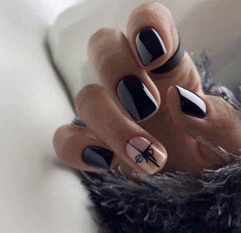 Black Nails With Glitter, Nagellack Trends, Black Acrylic Nails, Square Nail Designs, Nails 2022, Short Square Nails, Short Square Acrylic Nails, Black Nail Designs, Diamond Nails