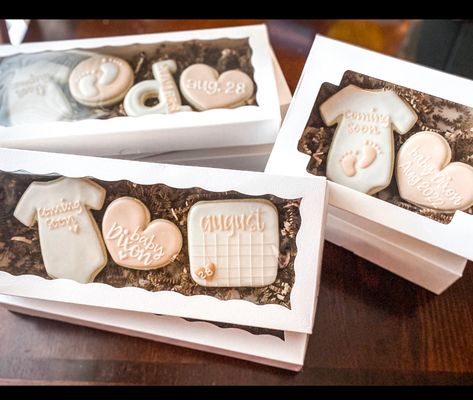 Thanksgiving Baby Announcement To Family, Pregnancy Announcement Gift Box Ideas, Cookie Baby Announcement, Pregnancy Announcement Box Ideas, Cookies Packaging Ideas Creative, Cookie Pregnancy Announcement, First Time Pregnancy Announcement Ideas, Pregnancy Announcement Cookies, Cookies Packaging Ideas