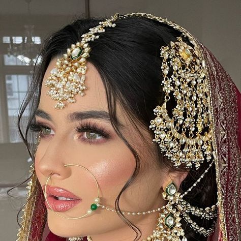 Natural Desi Bridal Makeup, No Makeup Bridal Look, Nikkah Hairstyles Brides, Nikkah Makeup Looks, Bridal Makeup Looks Indian, Desi Bridal Hair, Pakistani Bridal Hair, Shaadi Hairstyles, Nikkah Hair