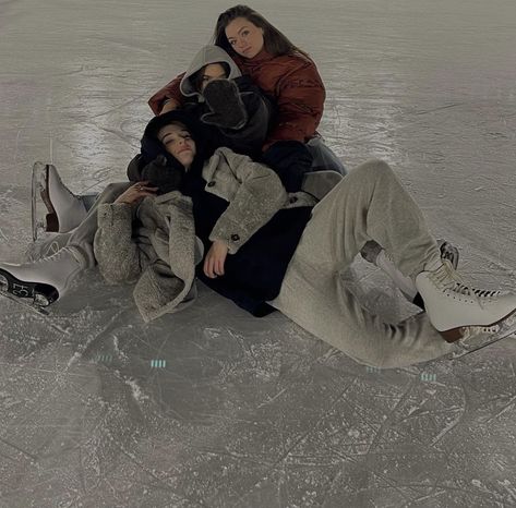 Ice Skating Pictures With Friends, Winter Friends Aesthetic, Aesthetic Friend Group, Ice Skating Aesthetic, Ice Skating Pictures, Christmas Instagram Pictures, Aesthetic Friend, Bff Christmas, Skating Pictures