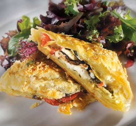 Vegetarian Strudel, Roasted Vegetable Strudel, Vegetable Strudel, Veggie Tart, Foreign Food, Roasted Vegetable, Dessert Appetizers, Meatless Meals, Roasted Vegetables