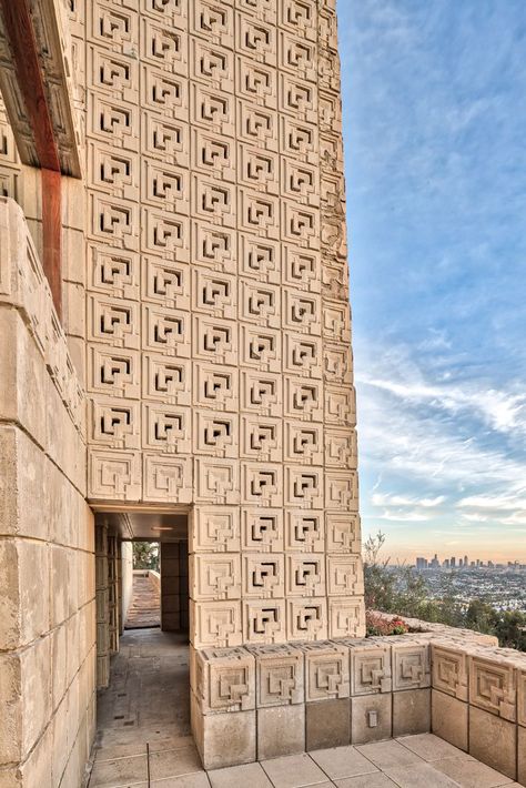 Ennis House. Frank Lloyd Wright Textile Block Period. 1924 Los Angeles, California Frank Lloyd Wright Textile Block, Marin County Civic Center, Hollyhock House, Ennis House, Frank Lloyd Wright Usonian, Frank Lloyd Wright Architecture, Frank Lloyd Wright Buildings, Frank Lloyd Wright Homes, Brown House