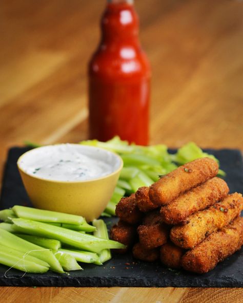 Buffalo Chicken Mozzarella Sticks Buffalo Chicken Sticks, Chicken Sticks, Sauce Cheddar, Mozzarella Sticks Recipe, Chicken Mozzarella, Mini Hamburgers, Mozzarella Chicken, Seasoned Bread Crumbs, Mozzarella Sticks