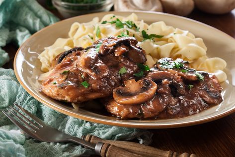 Weight Watchers Chicken Marsala served with noodles. Weight Watchers Chicken Marsala Recipe, Ina Garten Chicken, Chicken Entree, Chicken Marsala Recipe, Florida Recipes, Marsala Sauce, Ww Food, Marsala Recipe, Ww Meals