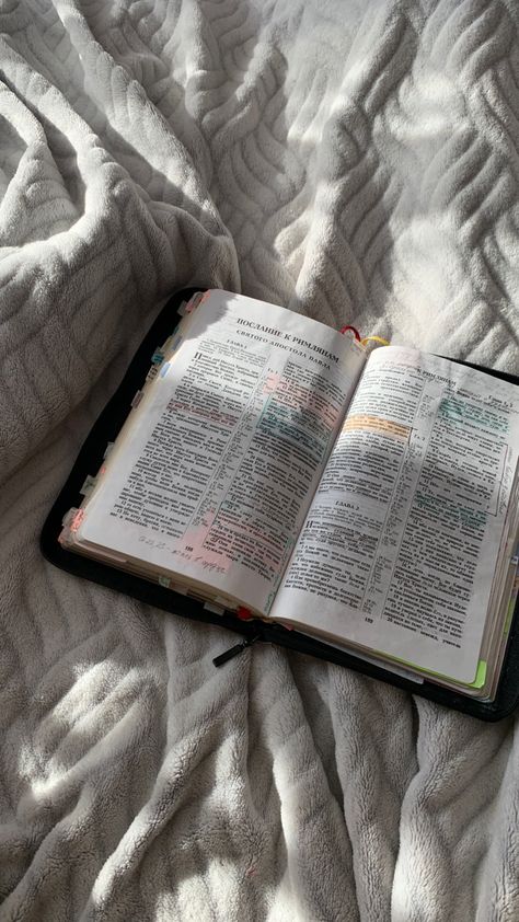 Bible Esthetics, Bible Pics Photo Ideas, Bible Photoshoot, Bible Reading Aesthetic, Reading Bible Aesthetic, Christian Asthetic, Bible Pic, Bible Pics, Reading Bible