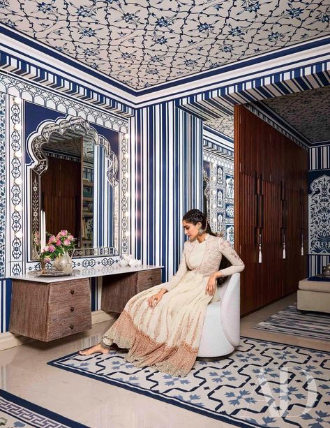 Colourful Rooms, Carolina Herrera Gown, Jungle Mural, Traditional Interior Design, Celebrity Culture, Popular Decor, Indian Homes, Art Deco Chandelier, Sonam Kapoor