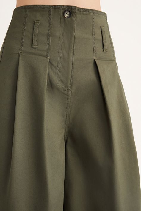 With echoes of 1920s sailor silhouettes (which were revived in the 1950s) the DALLAS Pants are elegant, high-waisted pants with a culotte-style leg. They have belt loops at the waist, a concealed zip-and-button fly and pointed patch pockets at the back. Stitched-down box pleats at the front create additional volume in the silhouette. The DALLAS Pants are crafted in a soft Japanese Cotton Twill and pair well with the matching VERNE denim jacket or SVENSKA top. Trouser Details Women, Pants Trend 2024, Pleats Pants, Types Of Trousers, Culotte Style, Valentino Red, Pants Details, Pant Trends, Denim Trends