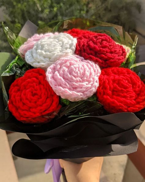 Rose bouquet🌹 bouquet that will last forever with memories and promises ♥️ Get your love ones a crocheted bouquet ✨ Can be customised to your taste. Include = -3 pink roses -3 red roses -1 maroon rose -1 white rose -bouquet packaging If you're interested in purchasing send dm or click the link in the bio! Follow @cocochet_ for more. Reshares much appreciated 💌 #crochet #crochetflower #crochetbouquet #handmadeflower #handmadebouquet #smallbussinessreels #smallbusiness Crocheted Bouquet, Bouquet Packaging, White Rose Bouquet, Handmade Bouquets, Crochet Bouquet, Rose Bouquet, Handmade Flowers, White Rose, White Roses