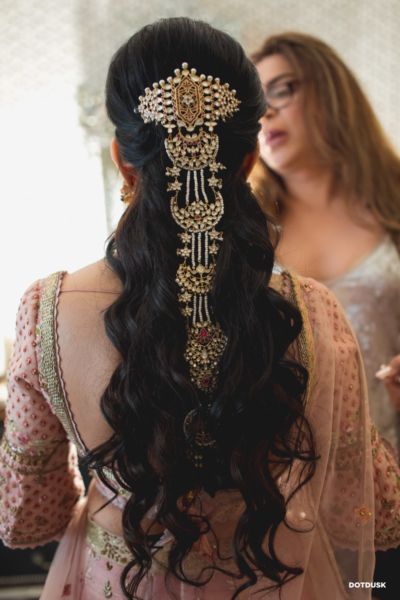 A Pink Wedding In The Pink City With The Bride In A Customised Bridal Lehenga Bridal Hair Brooch, Gold Jada, Indian Hair Accessories, Indian Hair Color, Half Updo Hairstyles, Hair Brooch, Indian Wedding Hairstyles, Pink City, Indian Bridal Hairstyles