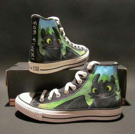 Custom made "Toothless" Converse! Zapatillas All Star, Style Converse, Dragons Gift, Disney Shoes, Charity Auction, Hand Painted Shoes, Train Your Dragon, Girlie Style, Toothless