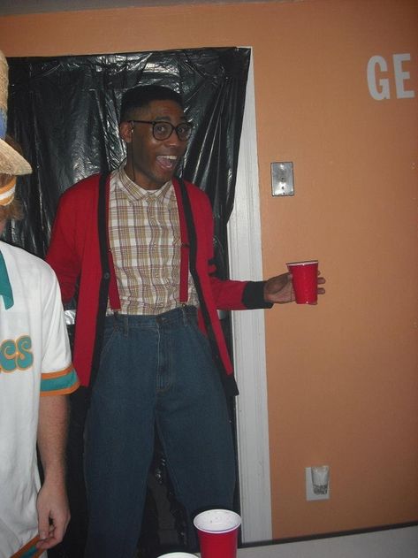 27 Halloween Costumes That Your Childhood Self Would Be Proud Of - BuzzFeed Mobile 3 People Costumes, Steve Urkel, College Couples, College Halloween, Halloween Pins, Halloween Face Mask, Halloween Costumes College, Mens Halloween Costumes, Funny Halloween Costumes