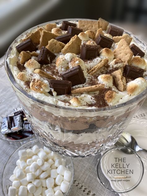 Marshmallow Whipped Cream, Trifle Dish, Trifle Bowl, Trifle Desserts, Decadent Chocolate Cake, Vanilla Whipped Cream, Marshmallow Creme, Cake Chocolate, Decadent Chocolate