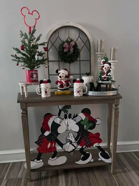 Mickey Mouse Christmas Decor, Disney Christmas Decorations Indoor, Disney Christmas Decor Ideas, Diy Disney Decorations, Diy Disney Christmas Decorations, Disney Christmas Tree Theme, Disney Christmas Decorations Diy, Disney Themed Christmas, Disney Christmas Decor