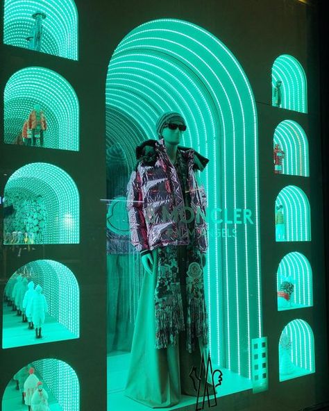 VMSD magazine on Instagram: "This surreal Moncler window was on display during the Pitti Immagine Uomo show this past June. Featuring miniature props, smaller vignettes, LEDs and classic Italian arches, the menswear display was one of many that brought high fashion to the historic streets of Florence. Using reflective surfaces tunnel illusions lend to an infinity mirror look. Pitti Immagine Uomo is a menswear event that takes place twice yearly at the storied Fortezza da Basso. This year’s summe Fashion Show Display, Mirror Window Display, Moncler Window Display, Illusion Photobooth, Italian Arches, Show Window Display, Mirror Exhibition, Fashion Activation, Mirror Tunnel