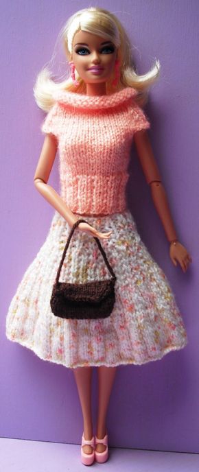 Mini American Girl Dolls, Habit Barbie, Barbie Knitting Patterns, Barbie Dress Pattern, Knitting Dolls Clothes, Barbie Doll Clothing Patterns, Barbie Patterns, Knitted Dolls, Clothes Crafts