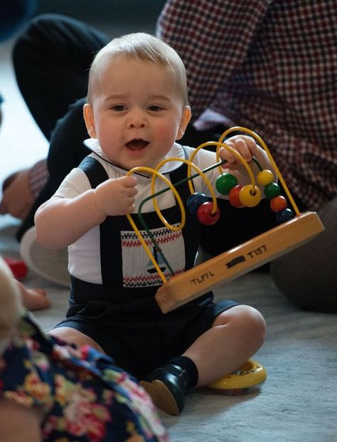 Royal New Zealand Tour 2014: Prince George and parents in seven best pictures of today - Mirror Online Prinz George, Prince William Et Kate, Duchesse Catherine, Prince George Alexander Louis, George Alexander Louis, Baby Dungarees, Principe William, Baby Prince, Kate Middleton Prince William