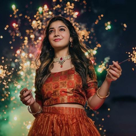 Deepavali Photoshoot Ideas, Diwali Photo Shoot Ideas, Diwali Photography Poses For Women, Diwali Solo Poses, Diwali Photography Poses For Women In Saree, Diwali Photo Shoot Ideas For Women, Diwali Shoot Ideas, Diwali Photoshoot, Festive Photo Ideas