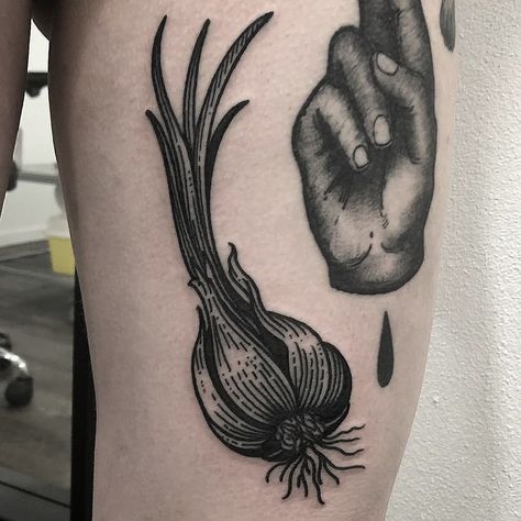 Garlic Tattoo Traditional, Garlic Bulb Tattoo, Garlic Tattoo, Cult Tattoo, Linework Tattoo, Tattoo Time, Tattoo Concepts, Stick N Poke, Plant Tattoo