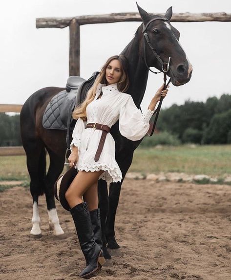 Woman With Horse Photography, Cowgirl Photoshoot Ideas Outfit, Cowgirl Photoshoot With Horse, Ralph Lauren Photoshoot, Horses Photoshoot, Photoshoot With Horse, Equestrian Photoshoot, Horse Photoshoot Ideas, Equine Photography Poses