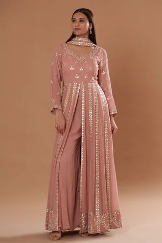 Heavy Dress Design, Georgette Sarees Dress Ideas, Latest Indian Dresses 2024, Heavy Dresses Indian Suits, Fusion Wear Indian, Woman Formal Dress, New Party Wear Dress, Indian Party Wear Gowns, Partywear Suits